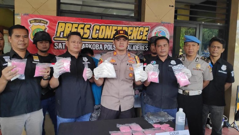 Polsek Kalideres Amankan 8.000 Pil Ekstasi Siap Edar Polsek Kalideres Amankan 8.000 Pil Ekstasi Siap Edar