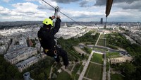 Sampai tanggal 11 Juni mendatang, turis bisa memacu adrenalin di Menara Eiffel. Inilah Smash Perrier, flying fox yang disebut paling menegangkan! (AFP)