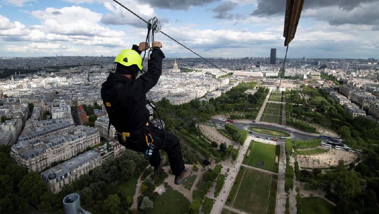 Flying fox di Menara Eiffel (AFP) Flying fox di Menara Eiffel (AFP)