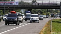 Diprediksi puncak arus mudik tahun ini melalui Gerbang Tol (GT) Palimanan Utama bakal terjadi pada H-5 dengan jumlah 80.912 kendaraan.