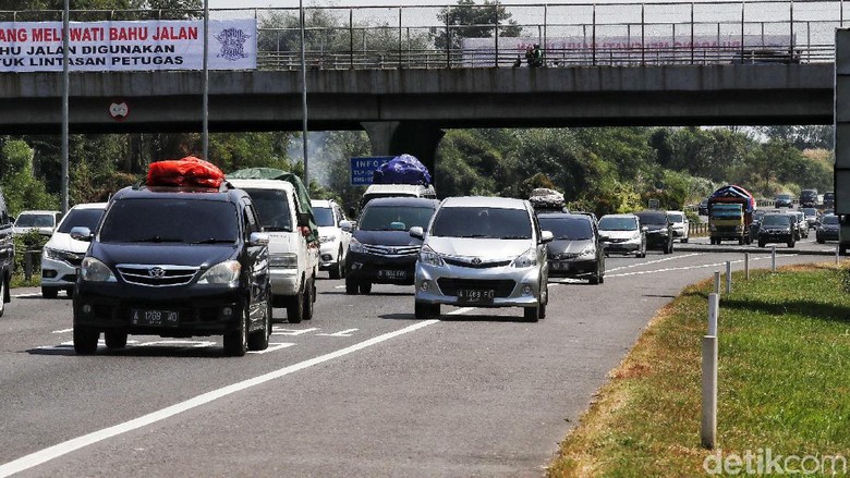 Berpacu Menuju Kampung Halaman di Tol Palikanci Para pemudik mulai memasuki Jalan Tol Palimanan-Kanci atau Jalan Tol Palikanci. Mereka akan berlebaran di kampung halaman.