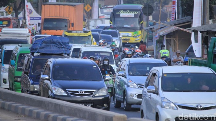 Menahan pipis di tengah kemacetan jalur mudik tentu sangat menyiksa (Foto: Wisma Putra) Menahan pipis di tengah kemacetan jalur mudik tentu sangat menyiksa (Foto: Wisma Putra)