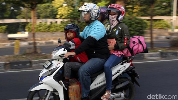 H-6 Pemudik Bermotor Lintasi Kawasan Kalimalang