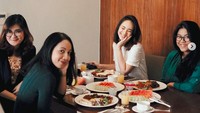 Wanita dengan sapaan akrab Pammy ini pernah membintangi film ‘Mars met Venus’. Ini gaya Pammy sarapan aneka hidangan bersama teman-temannya. Foto: Instagram pammybowie