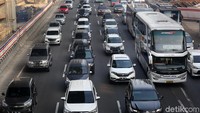 Namun ada juga beberapa bus yang mengangkut pemudik.