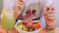 Ternyata Pammy doyan makan poke. Sajian sehat ini berisi fillet tuna, edamame, dan banyak sayuran segar lainnya. Nyam nyamm! Foto: Instagram pammybowie