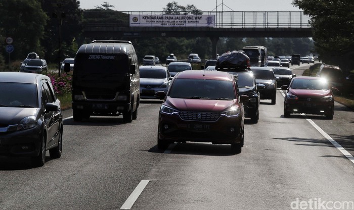 Sistem one way atau satu arah diberlakukan di Tol Palimanan-Kanci. Hal ini untuk memperlancar arus mudik.