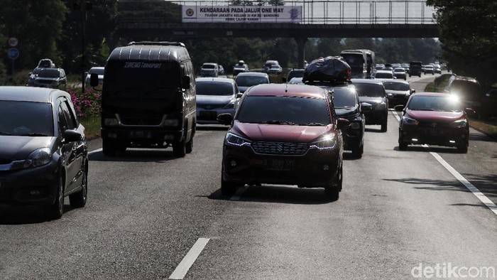 Sistem one way atau satu arah diberlakukan di Tol Palimanan-Kanci. Hal ini untuk memperlancar arus mudik.