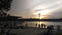 Suasana menjelang magrib di Danau Putrajaya. Ramadhan di Malaysia lebih sepi dari hingar bingar di televisi, spanduk atau bilboard. Keramaian baru muncul menjelang akhir Ramadhan (Ahmad Sururi/Istimewa)