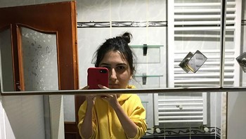 Dua cermin berbeda dipasang berdempetan. Hasil refleksinya pun jadi menggelikan.  (Foto: Boredpanda.com)