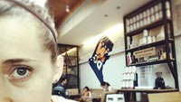 Foto ini jadi bukti kalau aktris berusia 36 tahun ini memang penggemar berat kopi. Ini posenya saat menunggu pesanan kopinya tiba. Foto: Istimewa