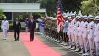Ryamizard dan Patrick bersama-sama mengecek pasukan yang digelar di halaman kantor Kementerian Pertahanan.