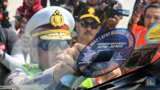 Kakorlantas Polri Irjen Refdi Andri menempelkan striker khusus di kaca truk di GT Cikampek Utama I, Cikampek, Kamis (30/5/2019). (CNBC Indonesia/Andrean Kristianto)