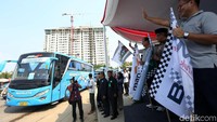 Ketua Umum PBNU Prof. Dr. KH. Said Agil Siraj bersama Direktur Utama Bank Mandiri Kartika Wirjoatmodjo melepas pemudik warga Nahdliyin di Jakarta, Kamis (30/5/2019).