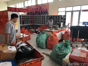 Pengiriman Paket Pos di Jember Meningkat 50% Jelang Lebaran
