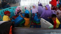 Anak-anak menunggu kereta dengan bermain di fasilitas tempat bermain anak yang disediakan PT KAI.