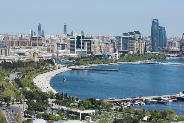 Baku merupakan kota pesisir menghadap Laut Kaspia, sekaligus ibukota negara Azerbaijan. Negara ini berada di antara Iran dan Rusia (iStock) Baku merupakan kota pesisir menghadap Laut Kaspia, sekaligus ibukota negara Azerbaijan. Negara ini berada di antara Iran dan Rusia (iStock)