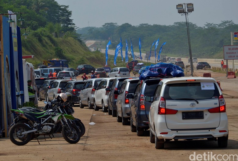 Ilustrasi padatnya rest area. Foto: Robby Bernardi/detikcom Ilustrasi padatnya rest area. Foto: Robby Bernardi/detikcom