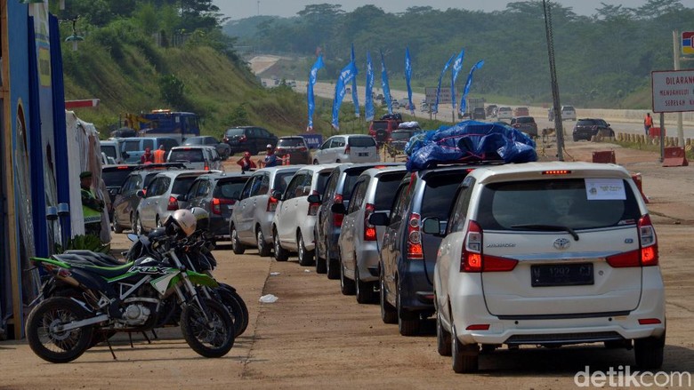 Terjebak di Cikampek, BBM Menipis Saat di Tol Batang Terjebak di Cikampek, BBM Menipis Saat di Tol Batang