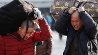 Buruh-buruh China yang pulang ke kampung halamannya membawa buah tangan untuk keluarganya. (Foto/REUTERS)