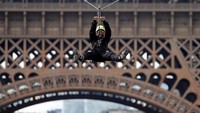 Dari lantai 2 Menara Eiffel, lintasannya membentang sekitar 800 meter sampai ke Ecole Militair (AFP)