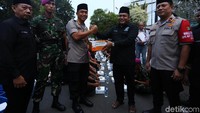Wakapolda Metro Jaya Brigjen Pol Wahyu Hadiningrat, Kapolres Jakarta Pusat Kombes Pol Harry Kurniawan dan Ikatan Pencak Silat Nahdatul Ulama (IPS NU) Pagar Nusa Muchammad Nabil Haroen saat berbuka puasa bersama di depan Gedung Mahkamah Konstitusi, Jakarta, Kamis (30/5/2019). 