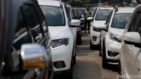Misalnya di Dermaga 6 yang khusus untuk kapal eksekutif, mulai terjadi antrean panjang kendaraan roda empat.