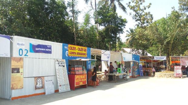 Jajanan makanan tersedia di rest area 456 A Salatiga