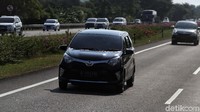 Sejumlah pemudik melintasi jalan ruas tol satu arah Palimanan-Kanci di Cirebon, Jawa Barat, Kamis (30/5).