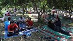 Pemudik Melepas Lelah di Rest Area Tol Palikanci
