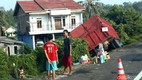 Kemacetan juga diakibatkan adanya kecelakaan truk di km 96.