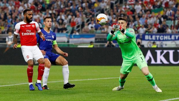 Kiper Chelsea, Kepa Arrizabalaba, meninju bola tendangan pemain Arsenal. (