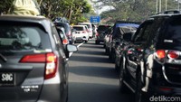 Kendaraan didominasi roda empat.