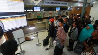 Penumpang antre untuk mendapatkan tiket tersisa.