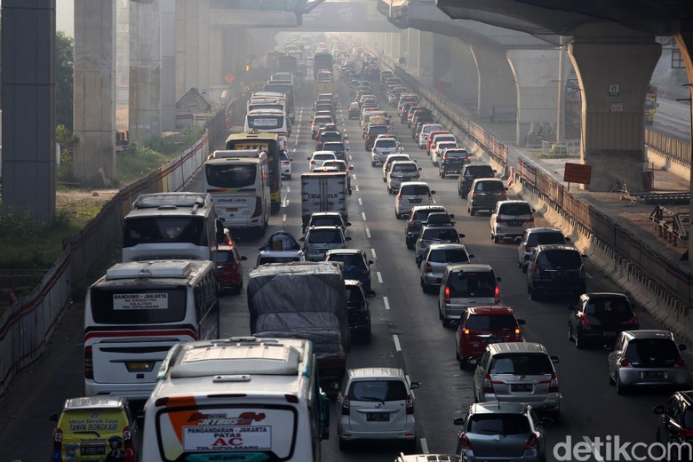 Macet jalur mudik. Foto: Agung Pambudhy Macet jalur mudik. Foto: Agung Pambudhy