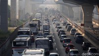 Pada H-6 jelang Lebaran, lalu lintas di Tol Jakarta Cikampek sudah padat merayap.