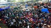 Antrean kendaraan terjadi di semua kantong parkir dermaga Pelabuhan Merak. Kendaraan roda dua maupun roda empat menumpuk di tiap dermaga.