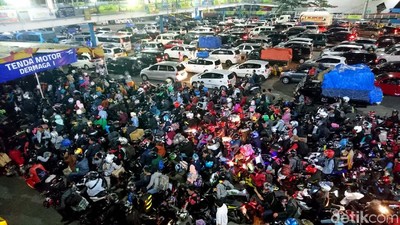 Jelang Sahur, Pelabuhan Merak Terpantau Padat