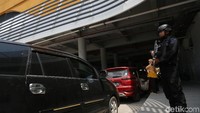 Penjagaan di dermaga juga tampak ketat.