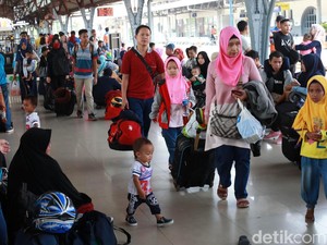 H-2 Lebaran, Stasiun Pasar Senen Dipadati Pemudik