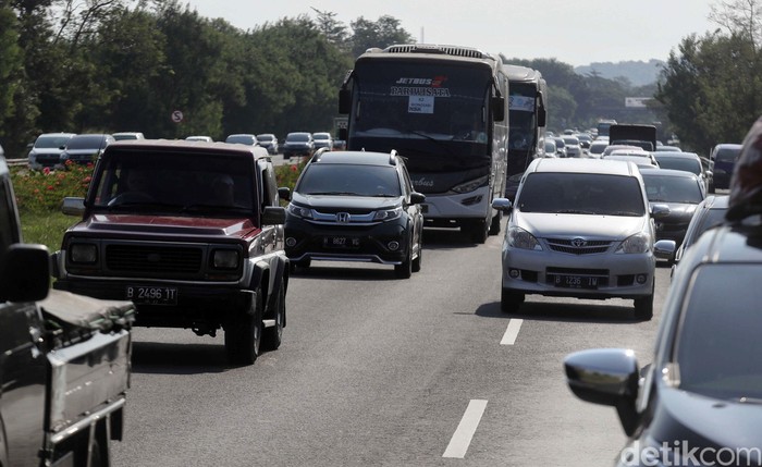 Sistem one way atau satu arah diberlakukan di Tol Palimanan-Kanci. Hal ini untuk memperlancar arus mudik.