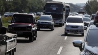 Namun berdampak pada penumpukan kendaraan di pintu keluar tol.
