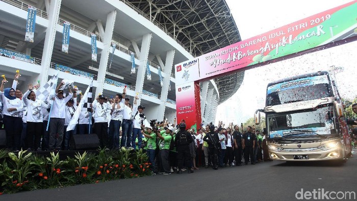 Ribuan orang terlihat antusias mengikuti Mudik Bareng BUMN 2019 di GBK, Jakarta, Kamis (30/5/2019). Mudik bareng ini meraih dua rekor MURI.