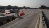 Usai gerbang tol, arus lalu lintas terlihat lancar. Tak tampak lagi antrean kendaraan seperti sebelum masuk ke GT Cikampek Utama. (Foto: Isal Mawardi/detikcom)