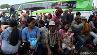Para pemudik memadati Terminal Kalideres, Jakarta.
