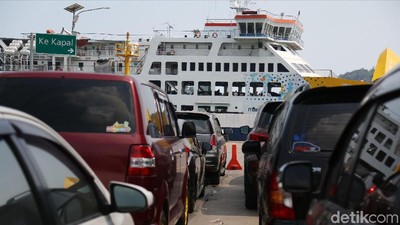 Kepadatan Pemudik di Dermaga Eksekutif Pelabuhan Merak