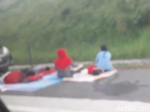 Terjebak Macet di Tol Cipali, Pemudik Gelar Tikar di Bahu Jalan
