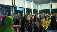 Tak hanya pemudik motor dan mobil, peningkatan volume penumpang pejalan kaki juga terjadi di tiap dermaga. Pemudik pejalan kaki berbondong-bondong memenuhi gang way untuk masuk ke dalam kapal.