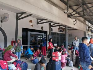 Stasiun Senen Padat, Pemudik Duduk di Lantai Tunggu Keberangkatan