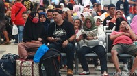 Antrean penumpang di peron.